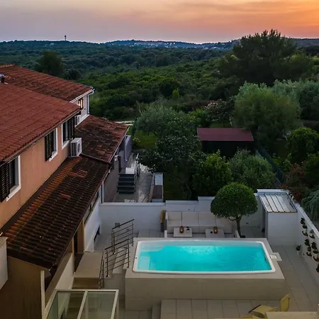 Cave Romane With Private Pool And Sea View Apartman