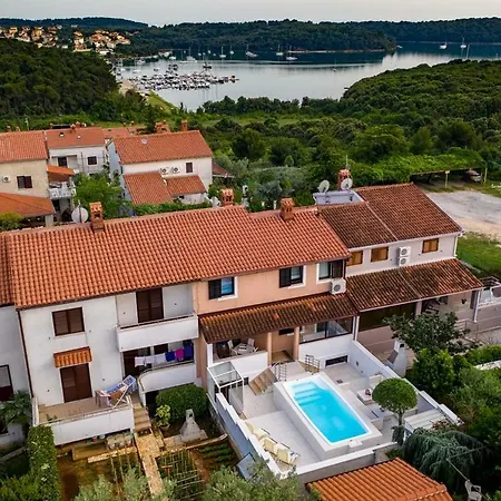 Cave Romane With Private Pool And Sea View Apartmán